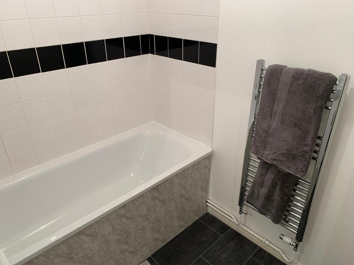Modern Cosy Warm Home With Free Parking 切姆 外观 照片